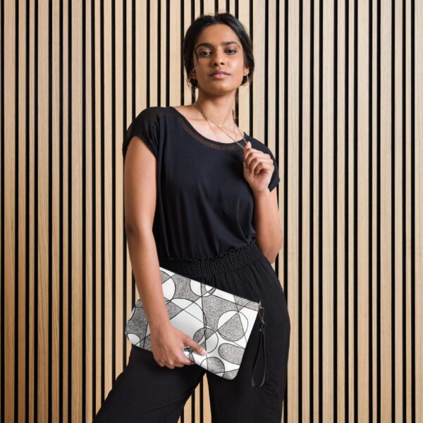 Kézzel rajzolt geometrikus mintás crossbody táska, állítható pánttal és cipzáras záródással, letisztult stílusban, merész színekkel.